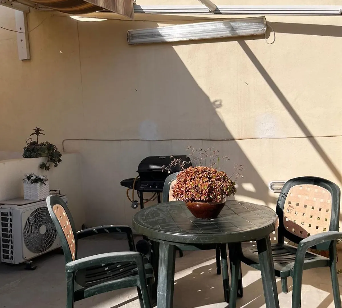 Central Sliema Stay Cozy For 4 Guests, Air-Conditioned, Self Check-In Malta